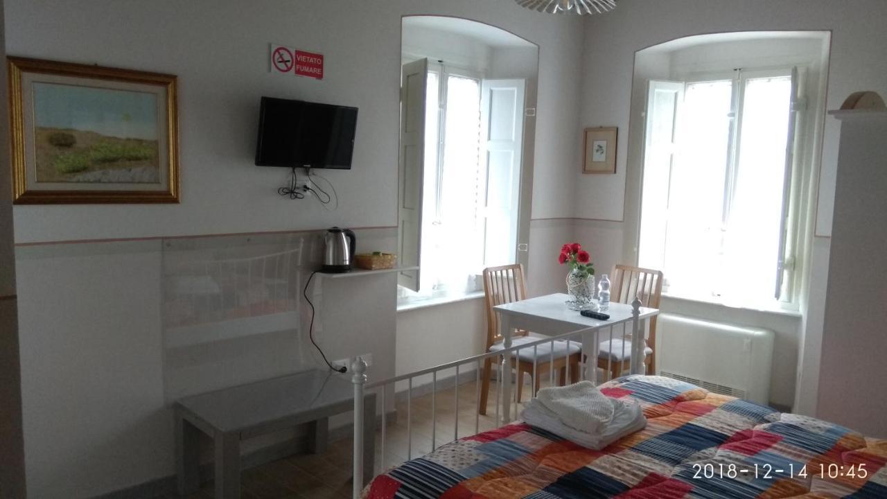Bed and Breakfast Le Rondini Di San Donato Lukka Zewnętrze zdjęcie