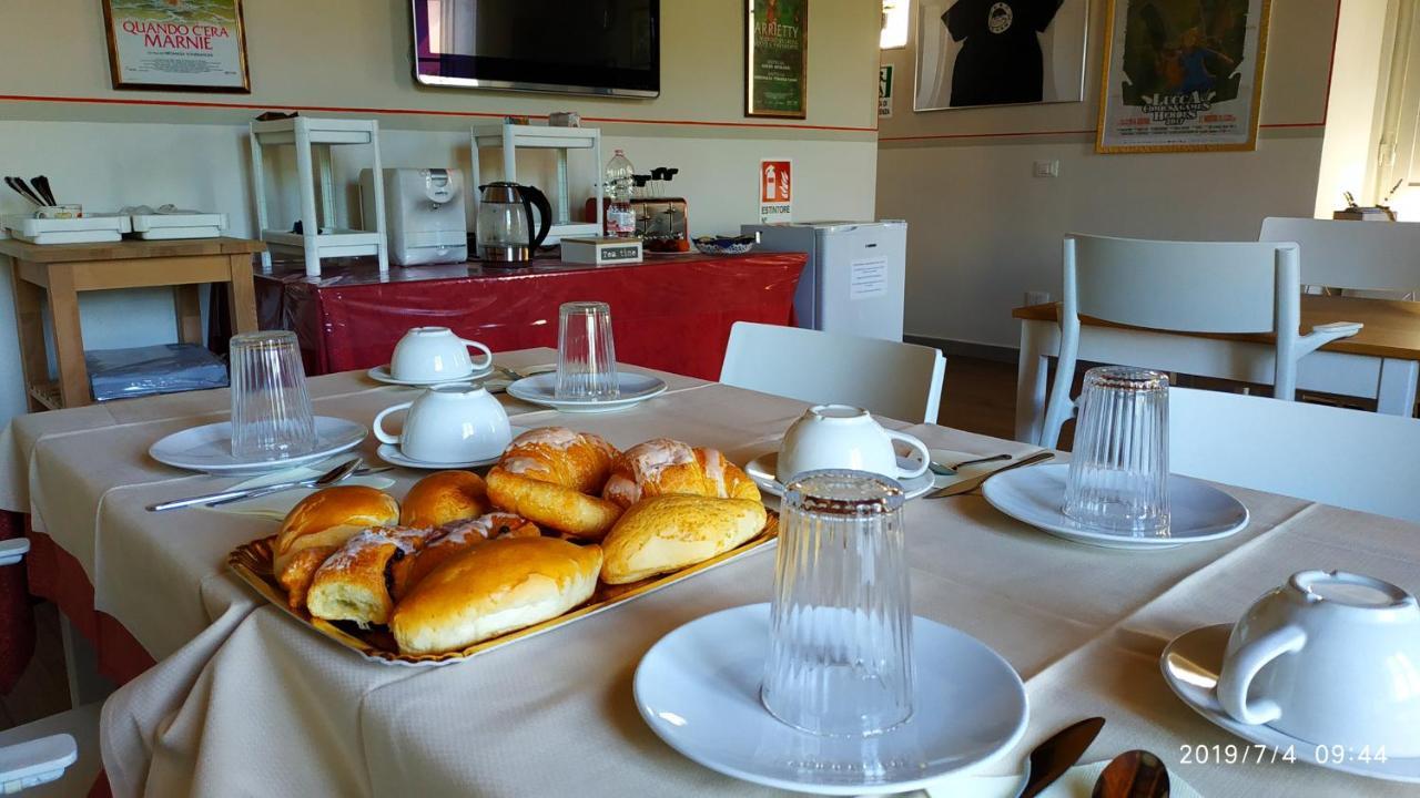 Bed and Breakfast Le Rondini Di San Donato Lukka Zewnętrze zdjęcie