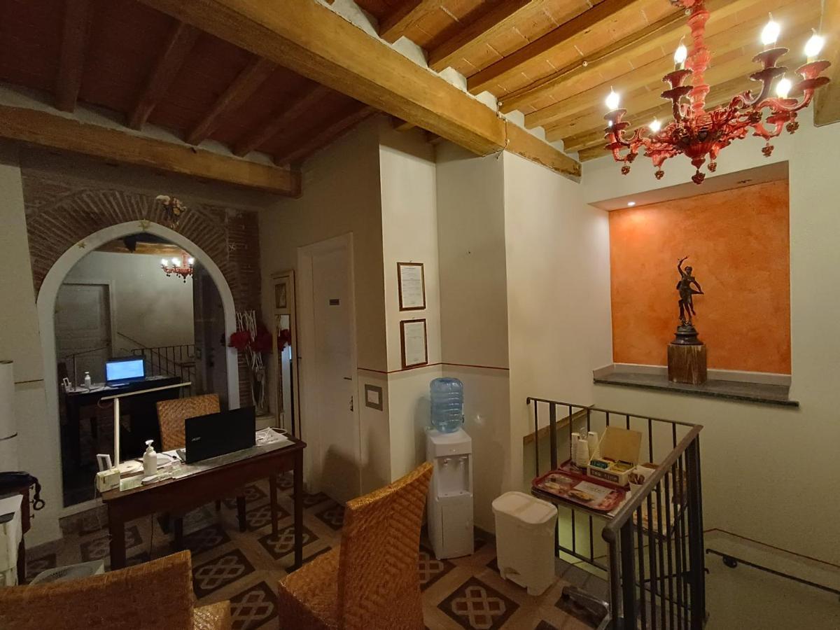 Bed and Breakfast Le Rondini Di San Donato Lukka Zewnętrze zdjęcie